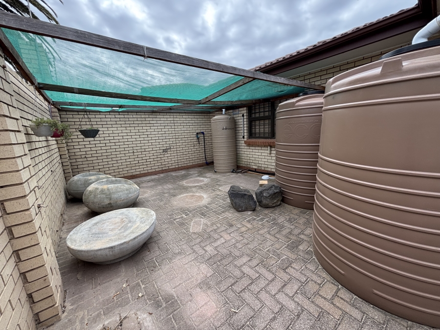To Let 4 Bedroom Property for Rent in Summerstrand Eastern Cape